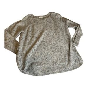 Ponsesa Women’s Gray Knit Curved Hem Sweater.